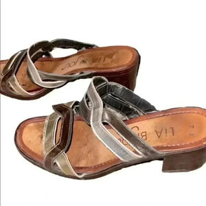 Lia BiJou Size 7. Comfortable and cute. No flaws